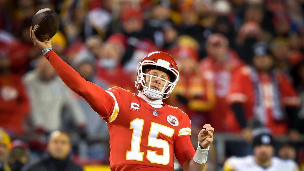 Kansas City Chiefs quarterback Patrick Mahomes (15) gets off a pass in the first half against the Pittsburgh Steelers in the AFC Wild Card game on Sunday, Jan.16, 2022, at Arrowhead Stadium in Kansas City.