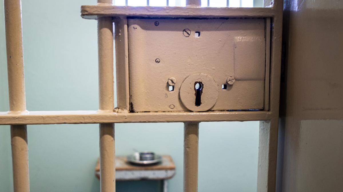 A man accused of raping a 14-year-old student while he was a substitute teacher was found dead in his jail cell, Missouri officials say.