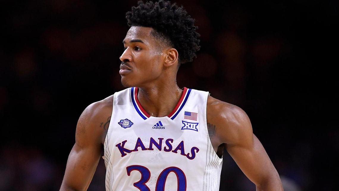 Here is who national experts are predicting will win Kansas-North Carolina title game