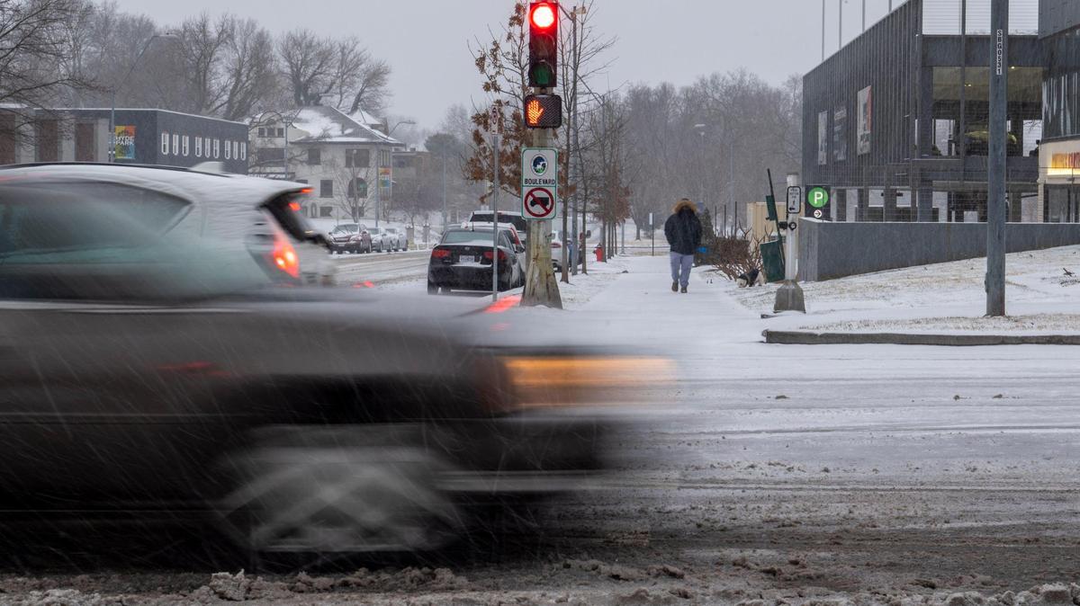 Early commuters drive down Armour Boulevard through the layer of snow that had accumulated over Kansas City on Thursday, March 10, 2022. Road conditions may rapidly worsen as snow increases throughout the day around the KC metro.
