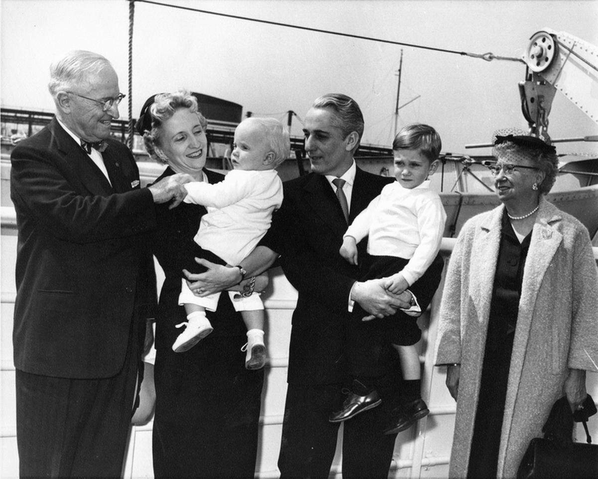 Former President Harry S. Truman in 1960 with daughter Margaret Truman Daniel holding William Wallace Daniel, E. Clifton Daniel holding Clifton Truman Daniel, and former first lady Bess Truman.