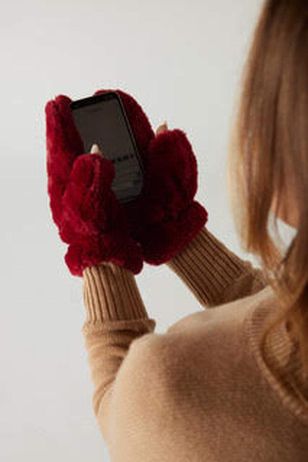 Mersea’s mittens don’t cover the tip of the thumb, so you don’t have to take them off to use your cellphone.