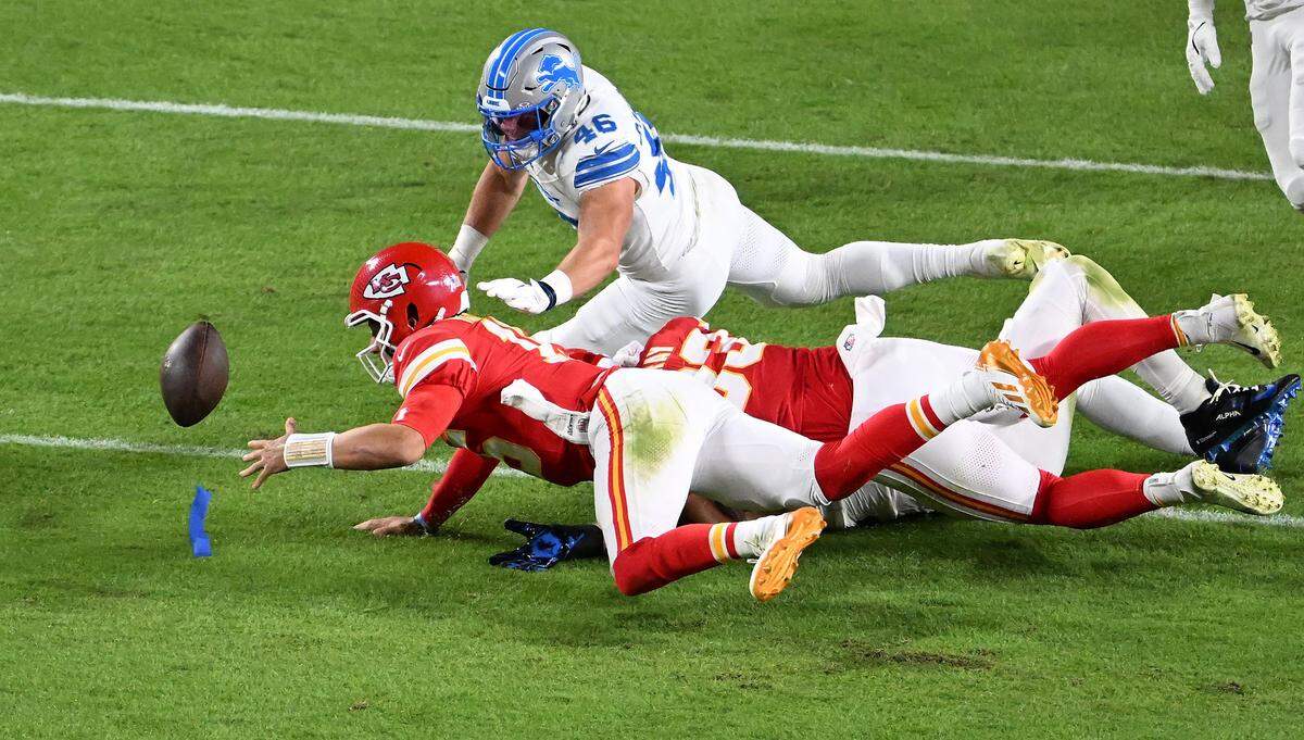 Kansas City Chiefs quarterback Patrick Mahomes (15) chases a loose ball in the second quarter against the Detroit Lions on Sunday, Oct. 12, 2025, at GEHA Field at Arrowhead Stadium.