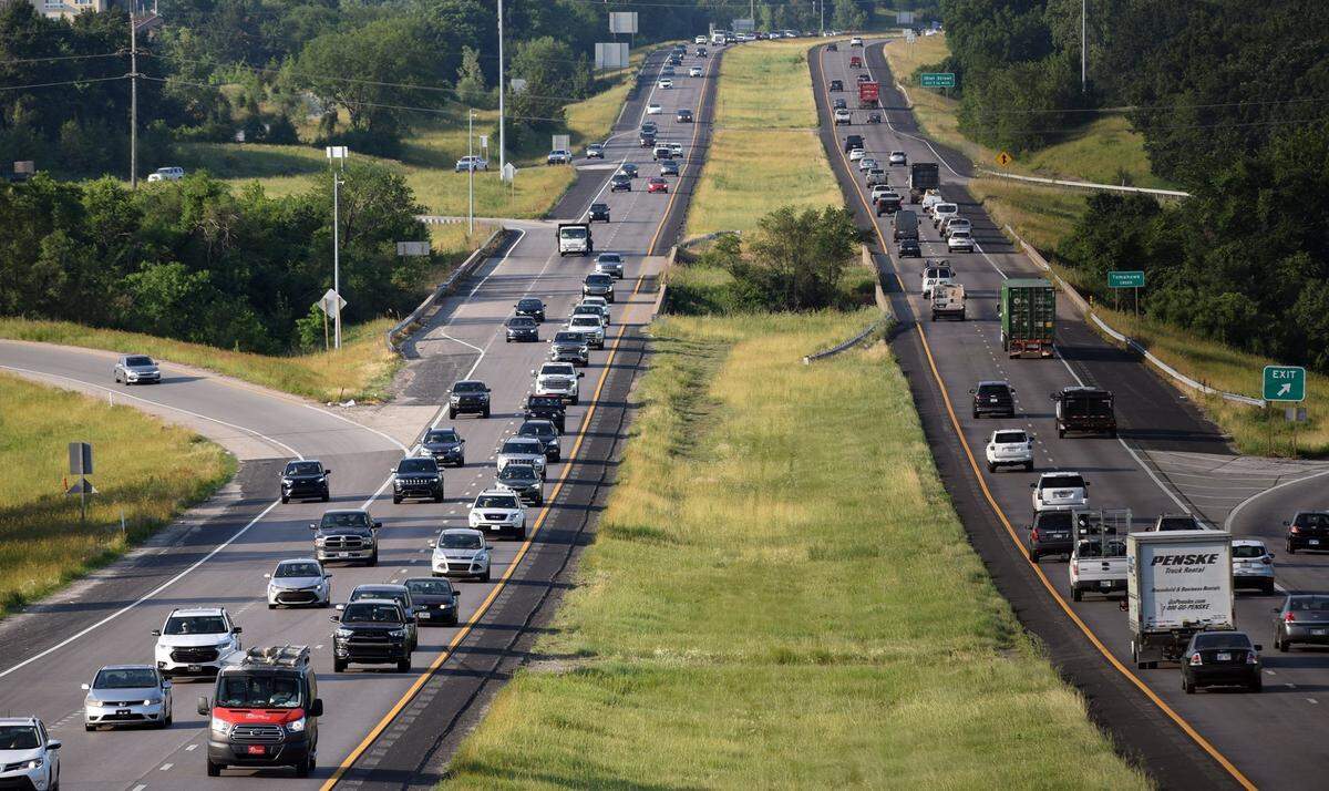 The $400 million plan to expand U.S. 69 with new electronic toll lanes will begin construction later this year between 103rd and 151st Streets in Overland Park.