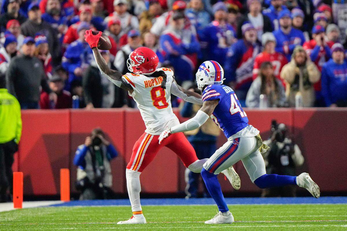 Kansas City Chiefs wide receiver DeAndre Hopkins (8) makes a one handed catch against Buffalo Bills cornerback Christian Benford (47) during the first half at Highmark Stadium.