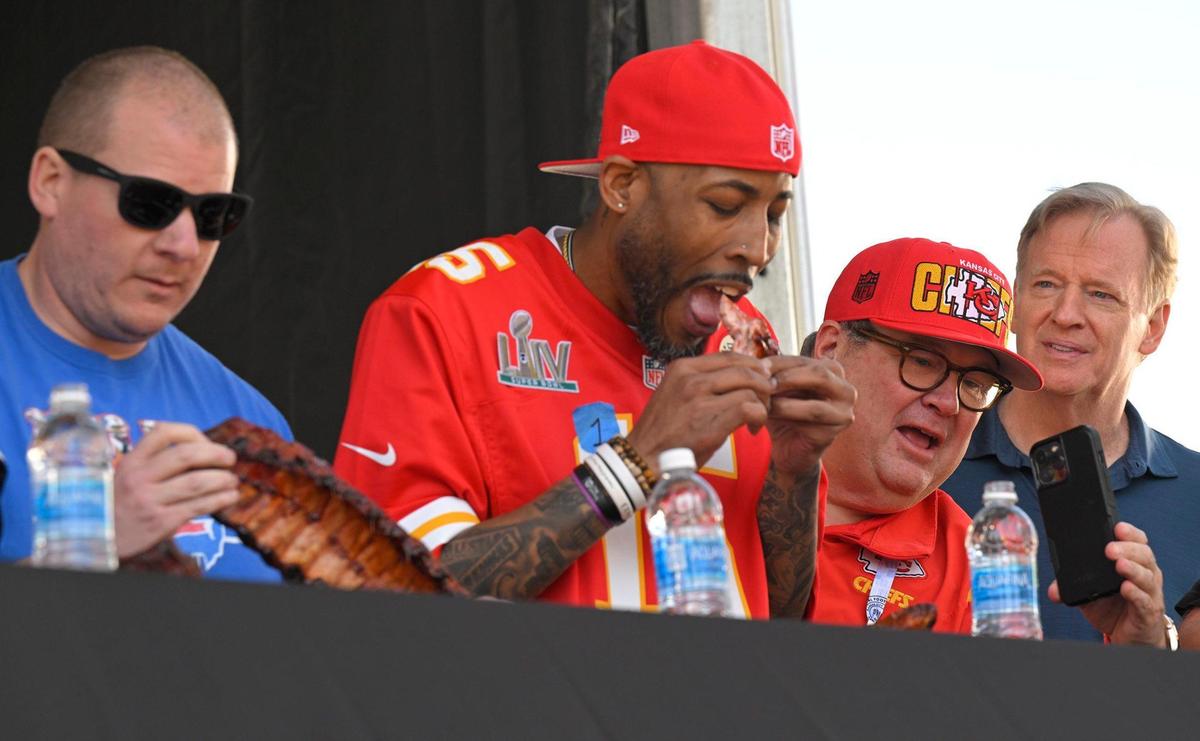 Adam Henning of Sibley, Iowa, from left, and Tyson Sullivan of Omaha, Neb., chomped into their ribs under the watchful eye of actor Eric Stonestreet and NFL Commissioner Roger Goodell as they competed in a rib eating contest at the KC Smoke Show at the NFL Draft Kansas City.