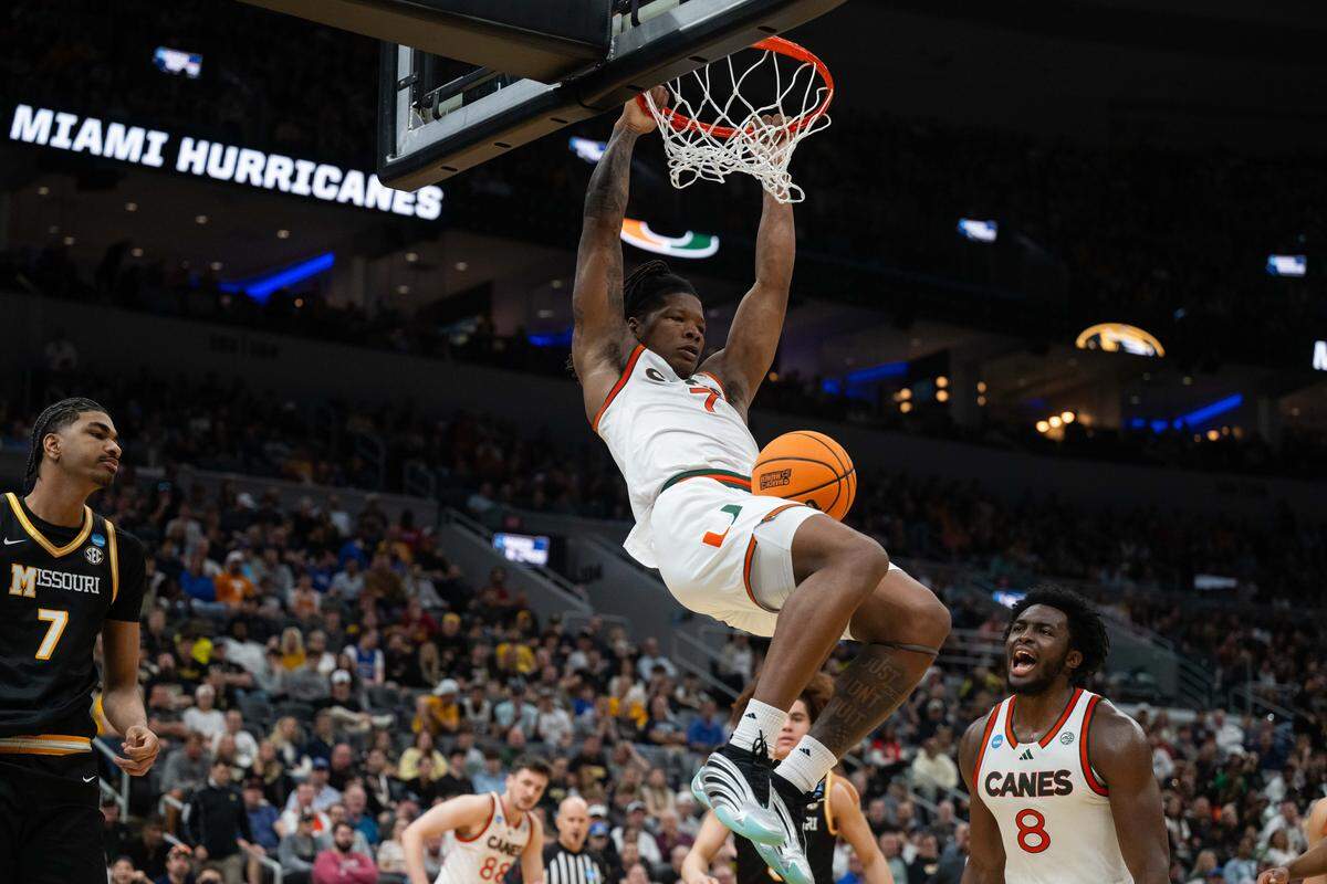 Miami Hurricanes forward Shelton Henderson (7) dunks the ball in the first-round NCAA Tournament matchup at Enterprise Center in St. Louis on Friday, March 20, 2026.
