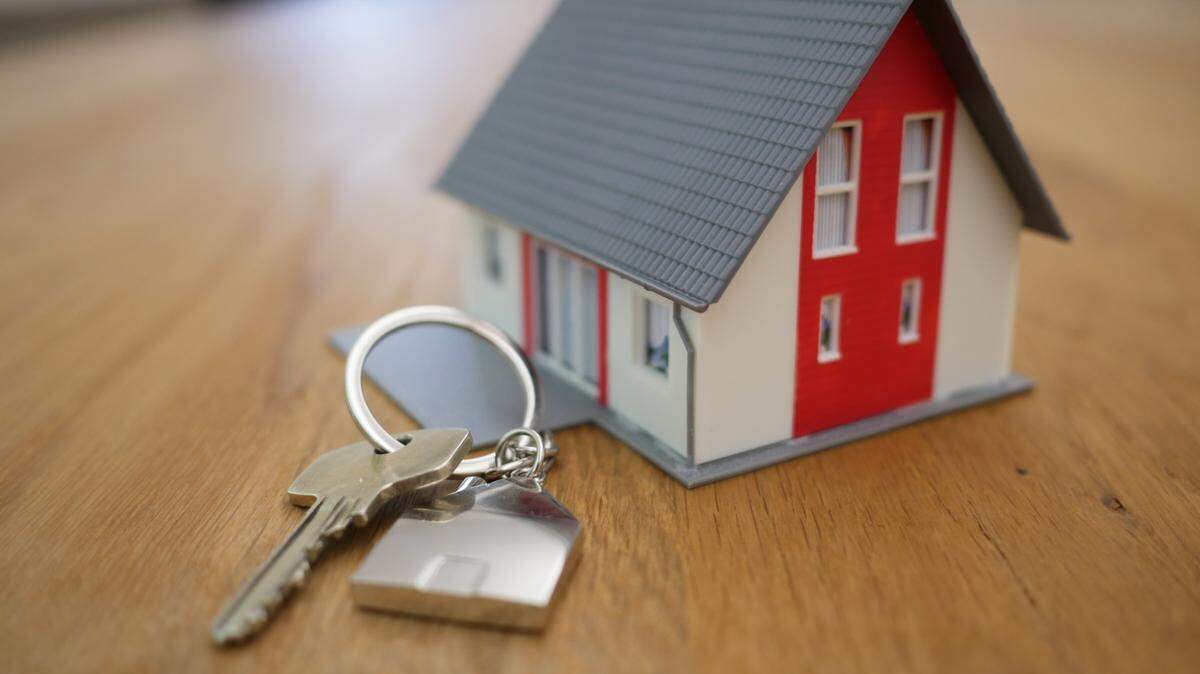 A woman claiming to have an Indiana home for rent tricked three people out of payments and never turned over the keys, authorities said.