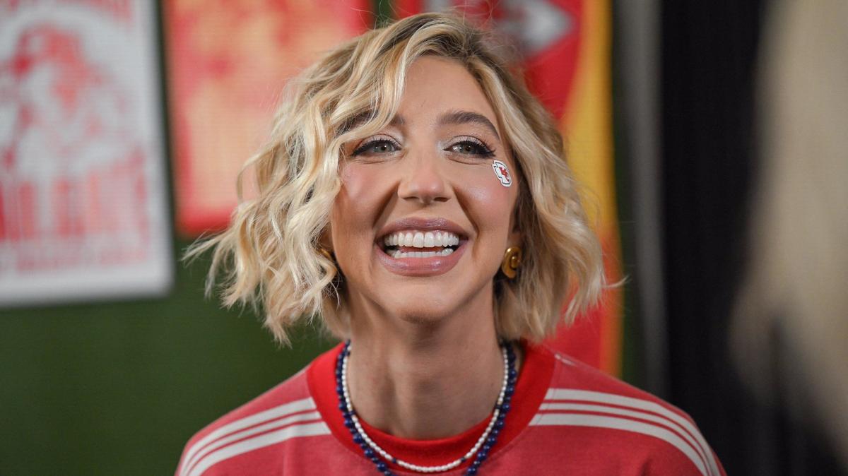 “Saturday Night Live” star and Kansas City native Heidi Gardner said she was “starstruck” when she sat next to Buffalo Bills quarterback Josh Allen on a flight over the summer.