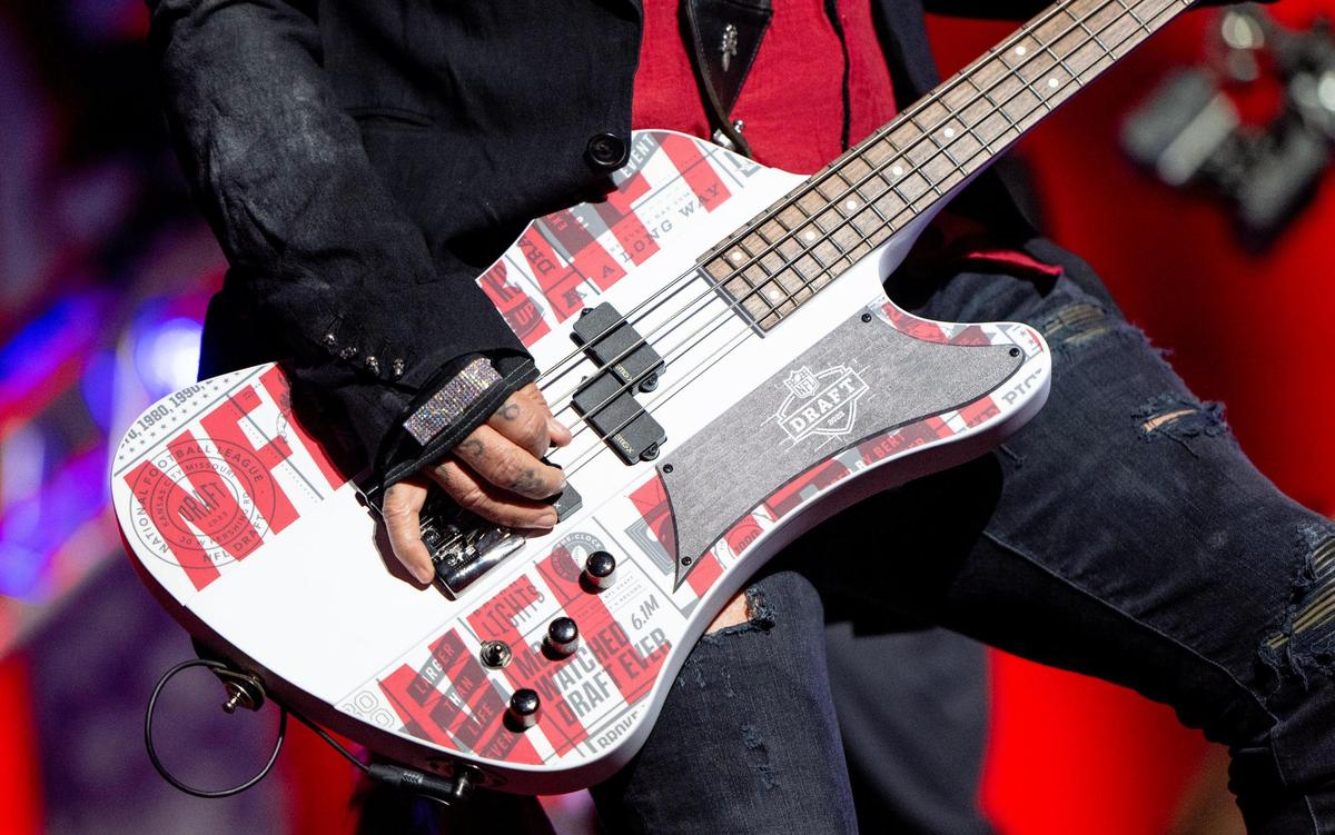 Nikki Sixx did his thing at Friday’s Mötley Crüe concert.