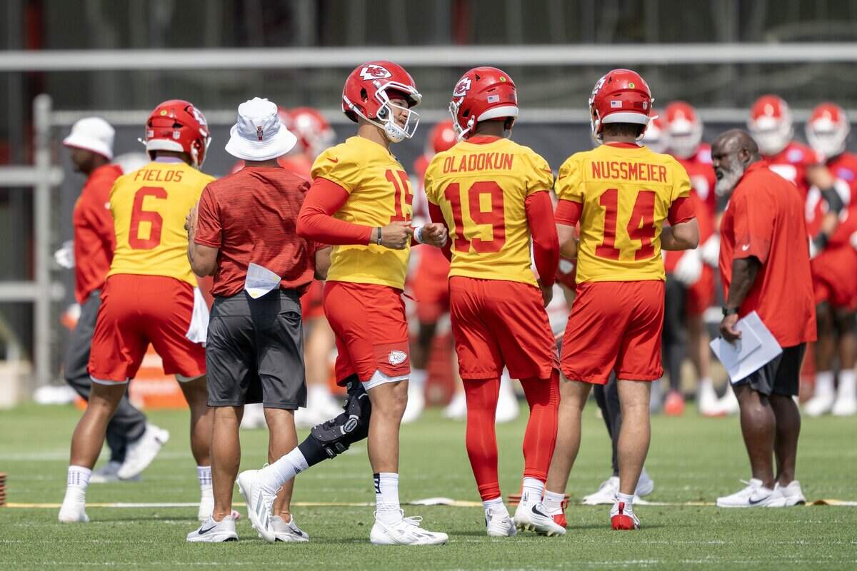 Kansas City Chiefs quarterback Patrick Mahomes (15), center, warms up while wearing a brace during minicamp practice at the Chiefs' practice facility on Wednesday, June 10, 2026, in Kansas City.
