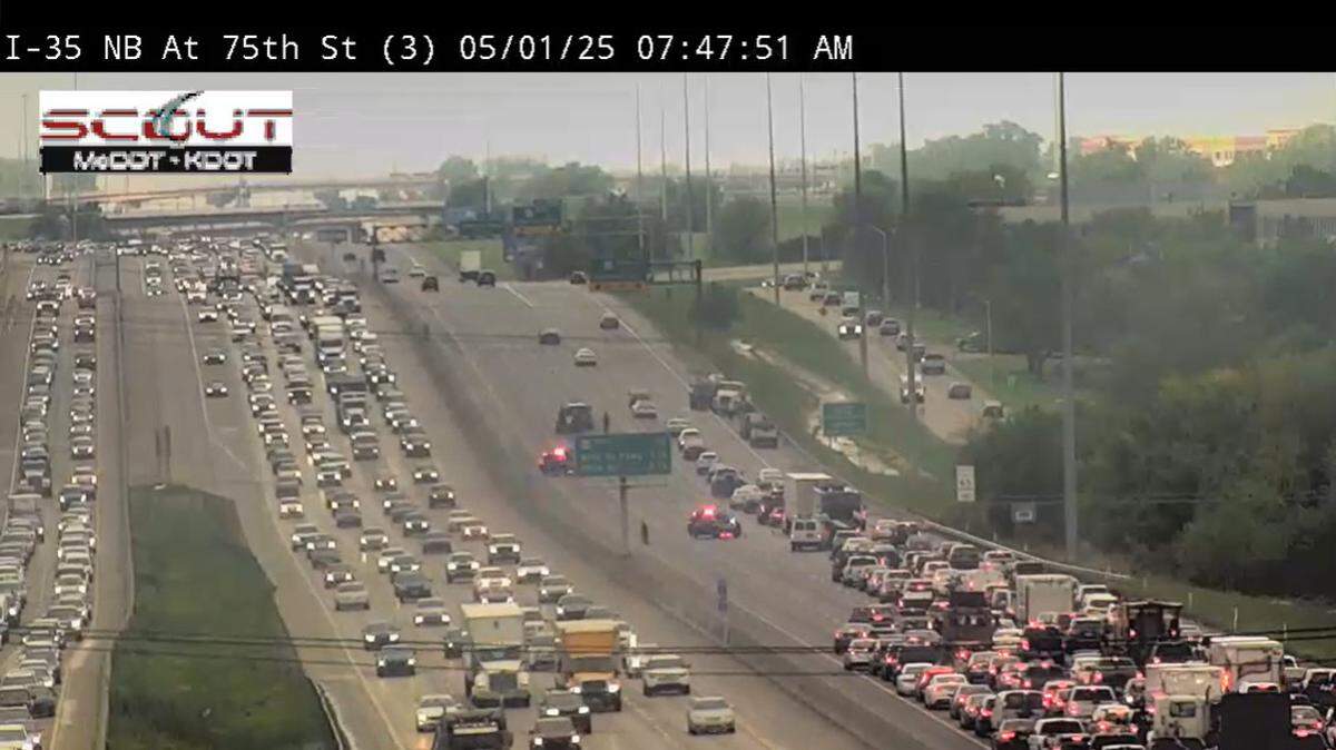 A crash on Interstate 35 just past 75th Street in Overland Park is causing major traffic delays Thursday morning. Crews are working to clear the wreck.