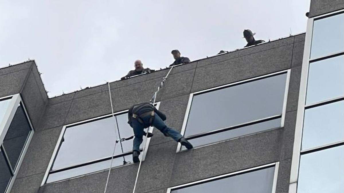Firefighters rescued a window washer who had become stuck and was hanging by a safety line off of a building at 903 E. 104th Street, south of Interstate 435 near Homes Road, in south Kansas City, a fire department spokesman said Wednesday. The window washer was not injured.