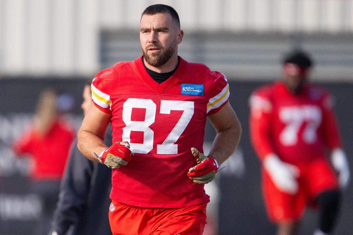 Kansas City Chiefs tight end Travis Kelce (87) jogs during the warmup period prior to Chiefs practice on Tuesday, December 23, 2025.