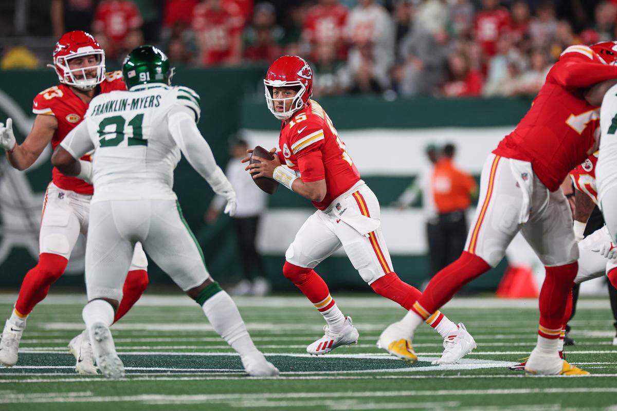 Chiefs quarterback Patrick Mahomes was under heavy pressure from the New York Jets all night long on Sunday at MetLife Stadium.
