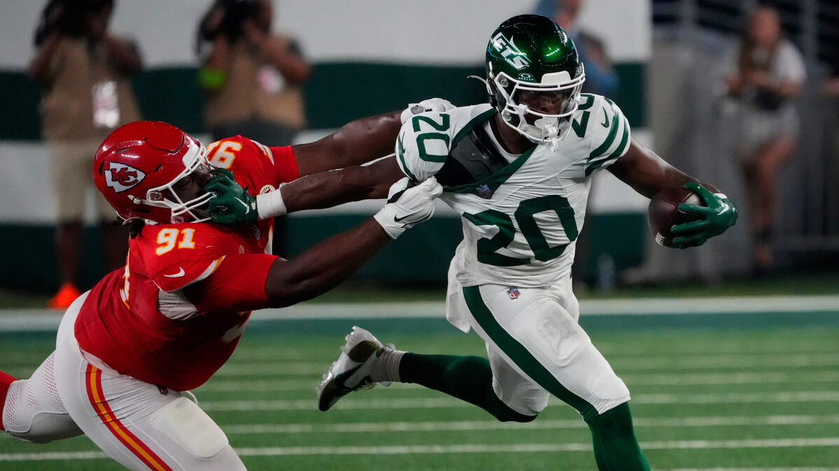 Kansas City Chiefs defensive tackle Derrick Nnadi (91) is called for a horse-collar penalty after taking down New York Jets running back Breece Hall (20) at MetLife Stadium.
