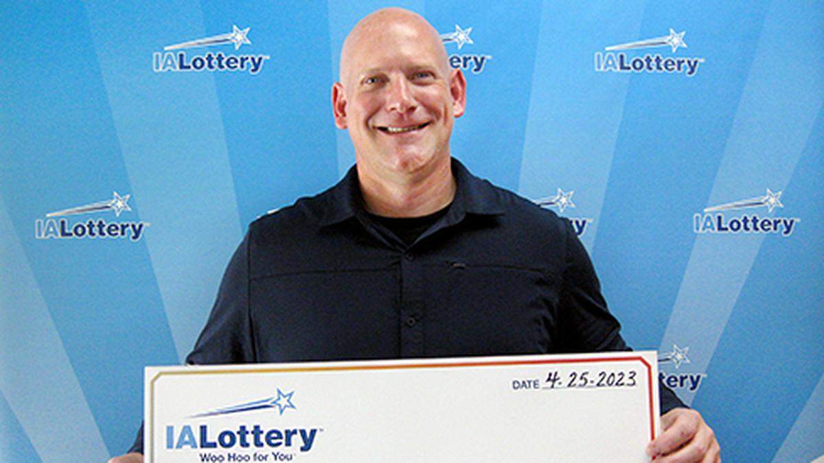 Kelly Als with his oversized check.