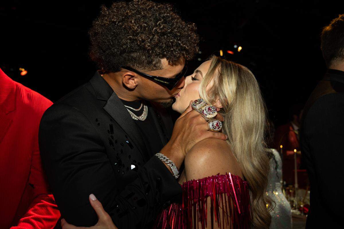 Mr. and Mrs. Mahomes shared a celebratory kiss.