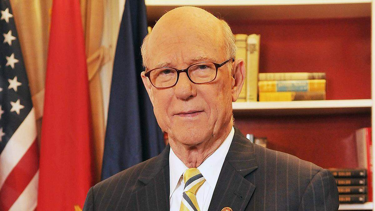 Sen. Pat Roberts official portrait