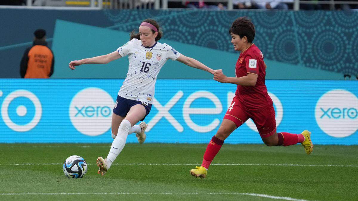 Jul 22, 2023; Auckland, NZL; USA midfielder Rose Lavelle (16) passes the ball away from Vietnam defender Tran Thi Thu (4) in the second half of a group stage match in the 2023 FIFA Women’s World Cup at Eden Park. Mandatory Credit: Jenna Watson-USA TODAY Sports