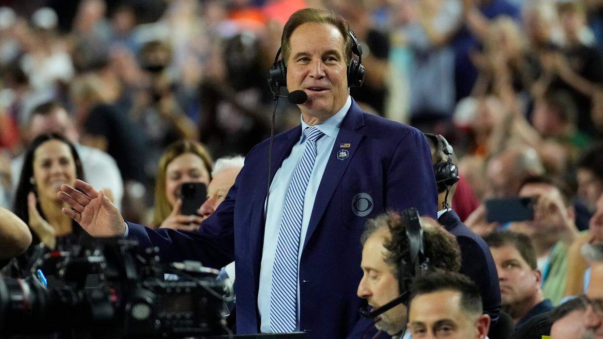 Apr 1, 2023; Houston, TX, USA; CBS broadcaster Jim Nantz acknowledges the crowd in the semifinals of the Final Four of the 2023 NCAA Tournament between the Florida Atlantic Owls and San Diego State Aztecs at NRG Stadium. Mandatory Credit: Robert Deutsch-USA TODAY Sports