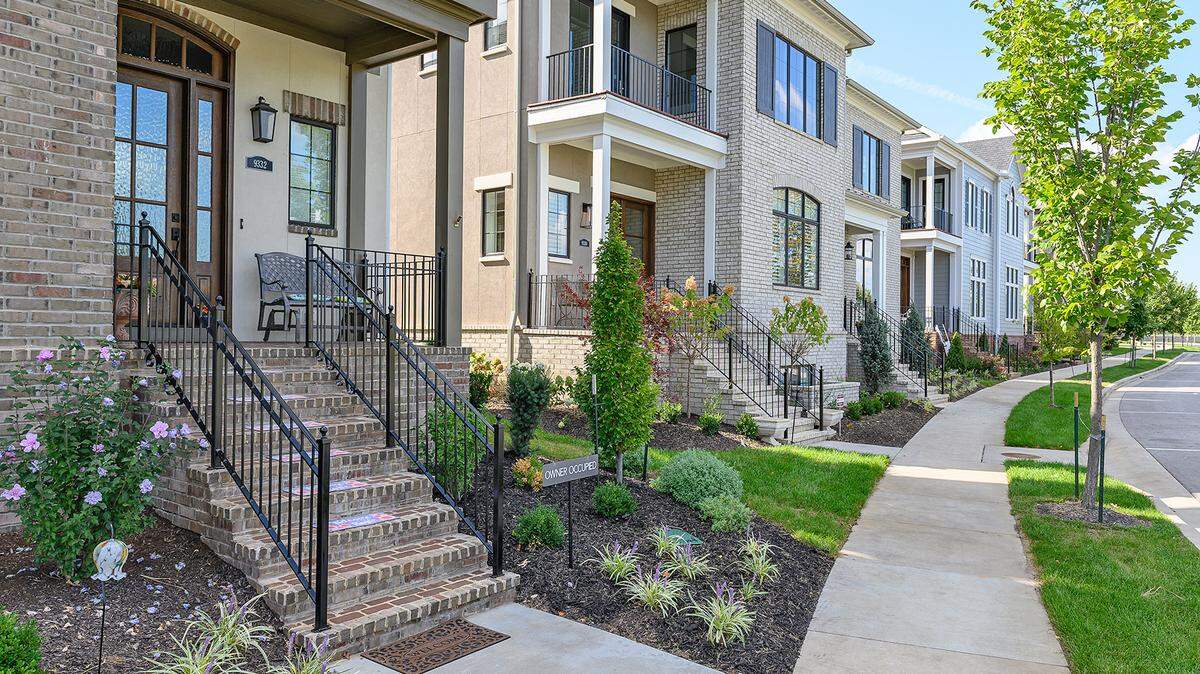 The spacious, modern twin villas continue to sell ahead of expectations at Meadowbrook Park. Call the community now for information on a new set of speculative homes, all built by Tom French Construction.