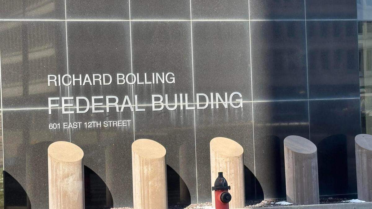 Entrance to the Richard Bolling Federal Building in Kansas City.