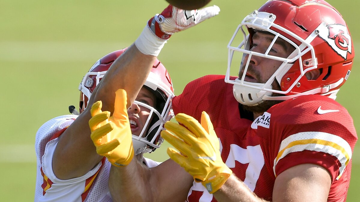 Chiefs defensive back Daniel Sorensen, left, worked against tight end Travis Kelce during one-on-ones last week in St. Joe.