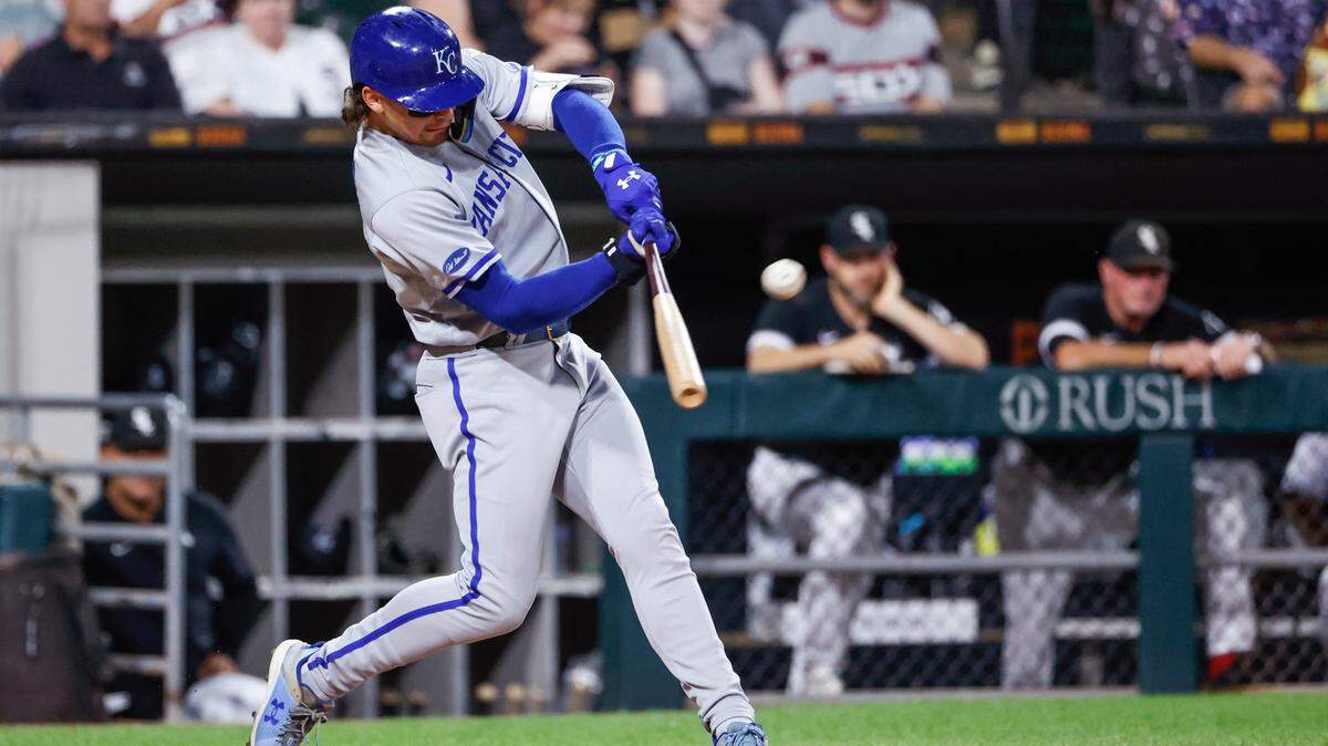 Kansas City Royals’ Bobby Witt Jr. hits a solo home run off Chicago White Sox starting pitcher Lance Lynn during the fourth inning of a baseball game Wednesday, Aug. 31, 2022, in Chicago. (AP Photo/Kamil Krzaczynski)