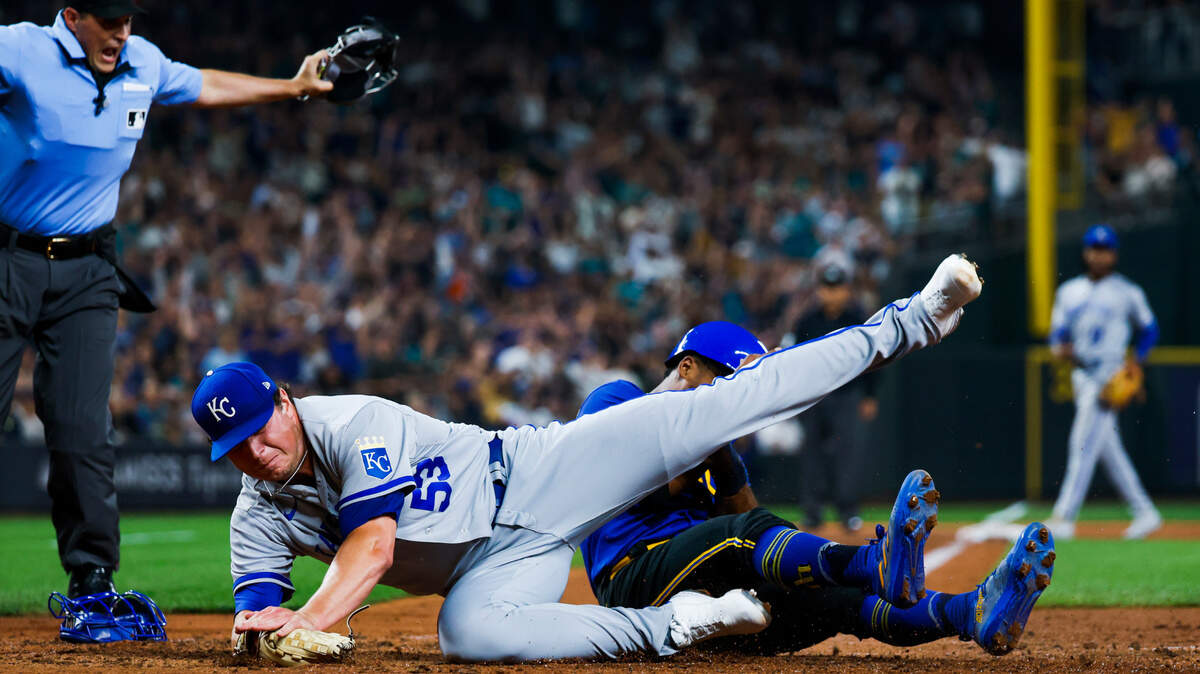 Royals reliever Austin Cox can’t apply the tag on Mariners right fielder Teoscar Hernandez during a wild-pitch sequence in the fifth inning of Friday night’s game at T-Mobile Park in Seattle.