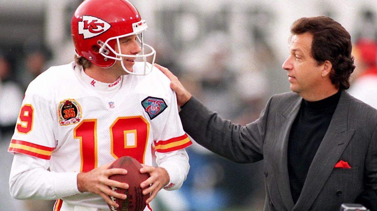 Former Kansas City Chiefs quarterback Joe Montana former president/general manager Carl Peterson in 1994.