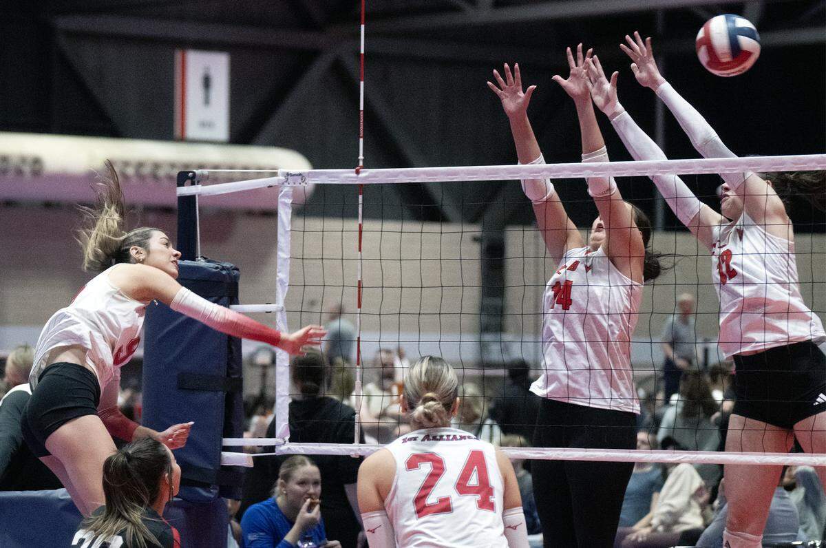 Taylor Berg (9) of 1st Alliance 18 Gold spikes the ball past Players on Club V 18 Prodigy Wayne during The&nbsp;Triple Crown NIT on Sunday, Feb.15, 2026, at Bartle Hall at the&nbsp;Kansas City Convention Center. 