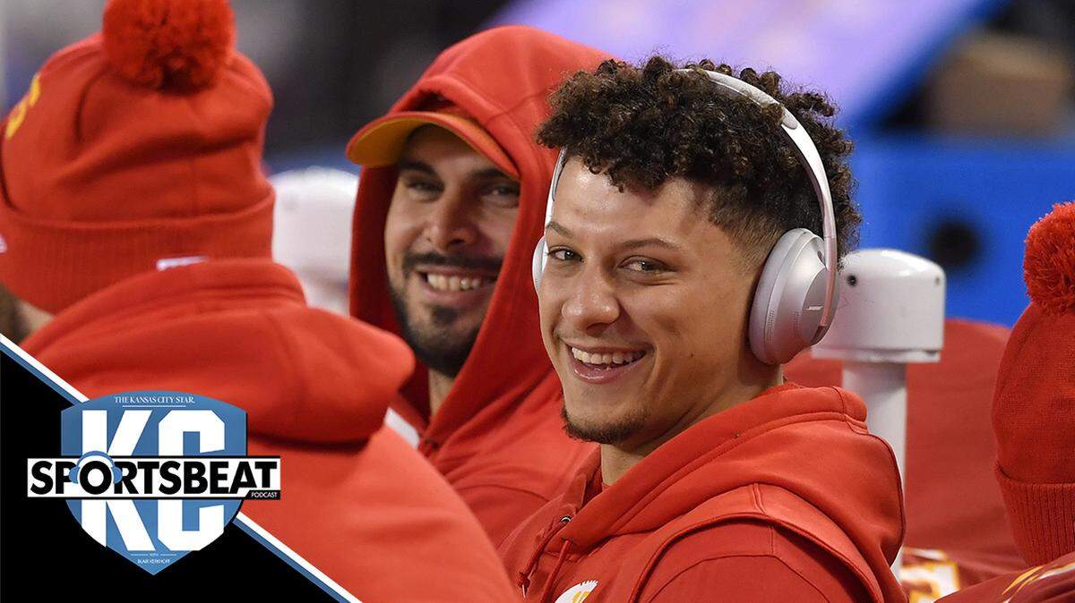 Chiefs quarterback Patrick Mahomes shares a laugh with teammate Anthony Sherman, left, and Matt Moore before they take on the Bears Sunday night in Chicago.