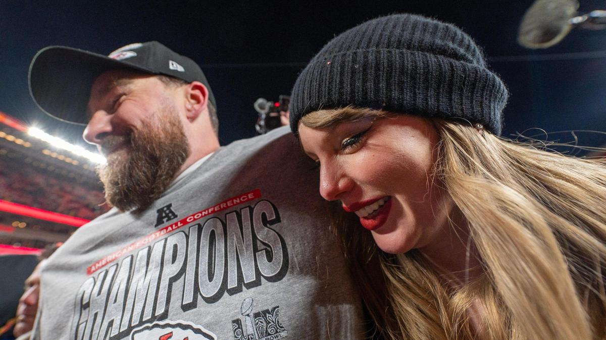 Taylor Swift and Kansas City Chiefs tight end Travis Kelce (87) walk off the field after the trophy ceremony following the Chiefs’ 32-29 victory over the Buffalo Bills in the AFC Championship Game on Sunday, Jan. 26, 2025, at GEHA Field at Arrowhead Stadium.