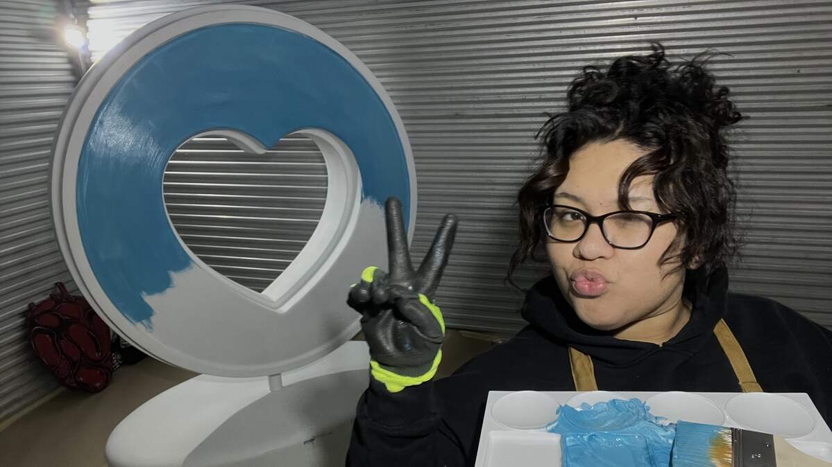 Kansas City artist Liz Gonzalez met and conquered an unusual challenge to create a heart for this year’s Parade of Hearts project in Kansas City.