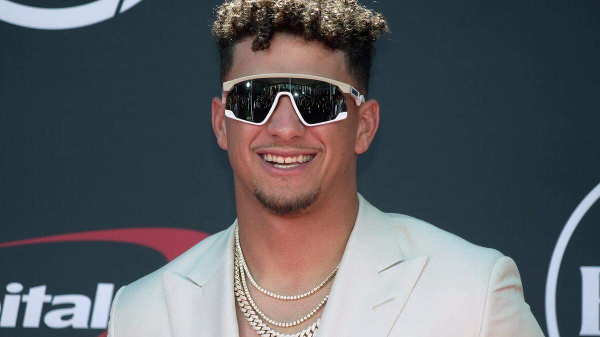 Kansas City Chiefs quarterback Patrick Mahomes arrives on the red carpet before the 2023 ESPYS at the Dolby Theatre.