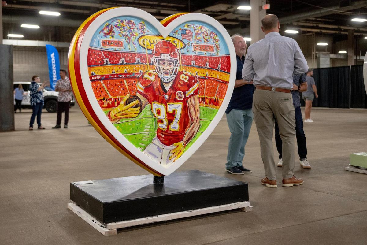 "15 to 87, Touchdown", del artista Mike Savage, es uno de los 40 corazones que componen la temporada 2023 de The Parade of Hearts.