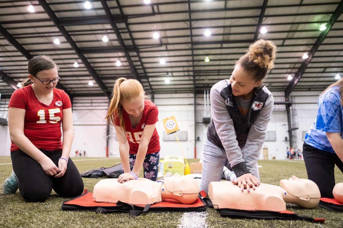 Chiefs assistant athletic trainer Tiffany Morton educates Girl Scouts about CPR and AEDs during the National Athletic Trainers’ Association’s Prepare to Play health and wellness event in KC.