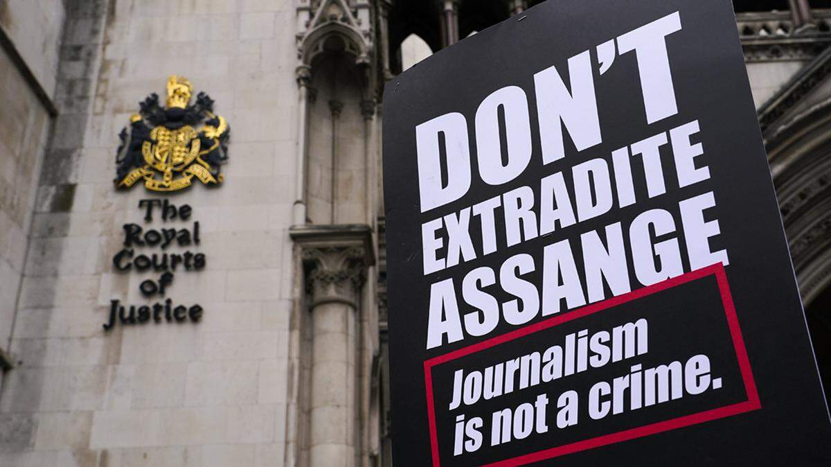 “The Color Purple” author urges the president to stop the prosecution of WikiLeaks’ founder.