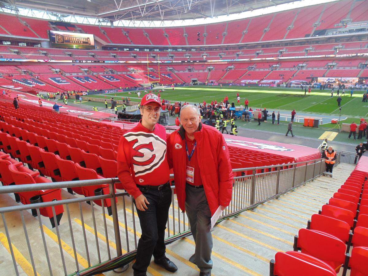 A photo of Len Dawson with Javier Fernández Díaz, a fan, at the Kansas City Chiefs' international game in 2015 in London.