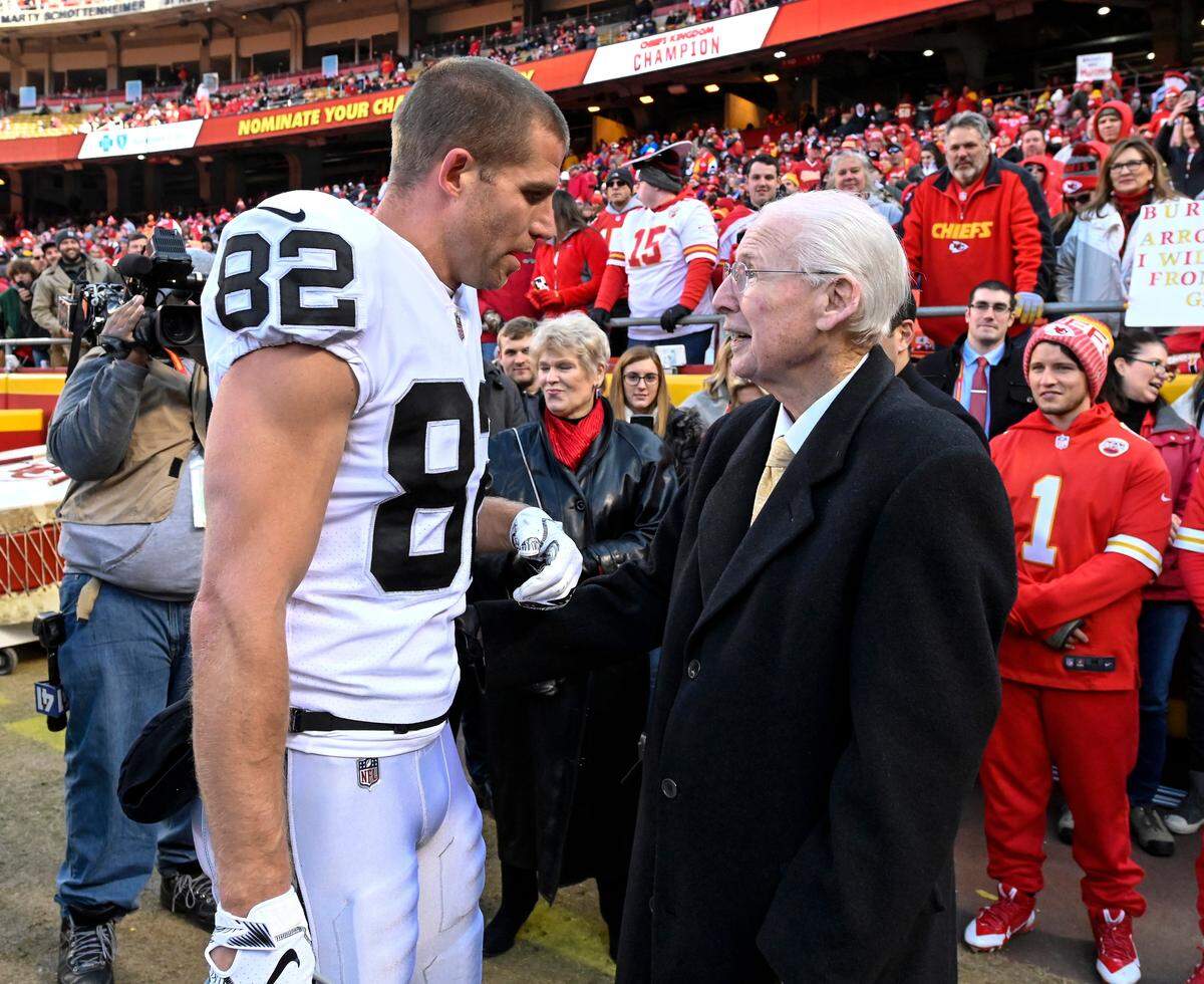 Former K-State head football coach Bill Snyder met with Oakland Raiders wide receiver Jordy Nelson on the sidelines before Sunday’s football game with the Oakland Raiders on December 30, 2018 at Arrowhead Stadium in Kansas City, Mo.