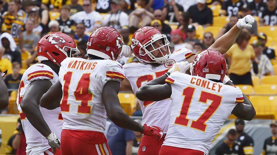 Kansas City Chiefs tight end Travis Kelce celebrated with teammates after scoring a touchdown on a 25-yard reception from Chiefs quarterback Patrick Mahomes in the third quarter against the Steelers in Pittsburgh. It was Mahomes’ eighth touchdown pass of the 2018 regular season.
