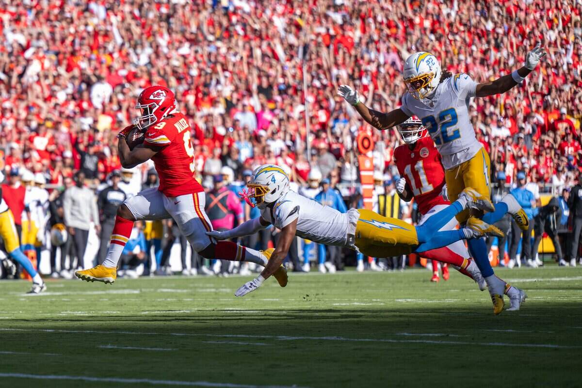 Kansas City Chiefs running back Kenneth Walker III (9) runs into the end zone for a touchdown in the first half of the Chiefs game vs. the Los Angeles Chargers, on Sunday, October 18, 2026, at Arrowhead Stadium.