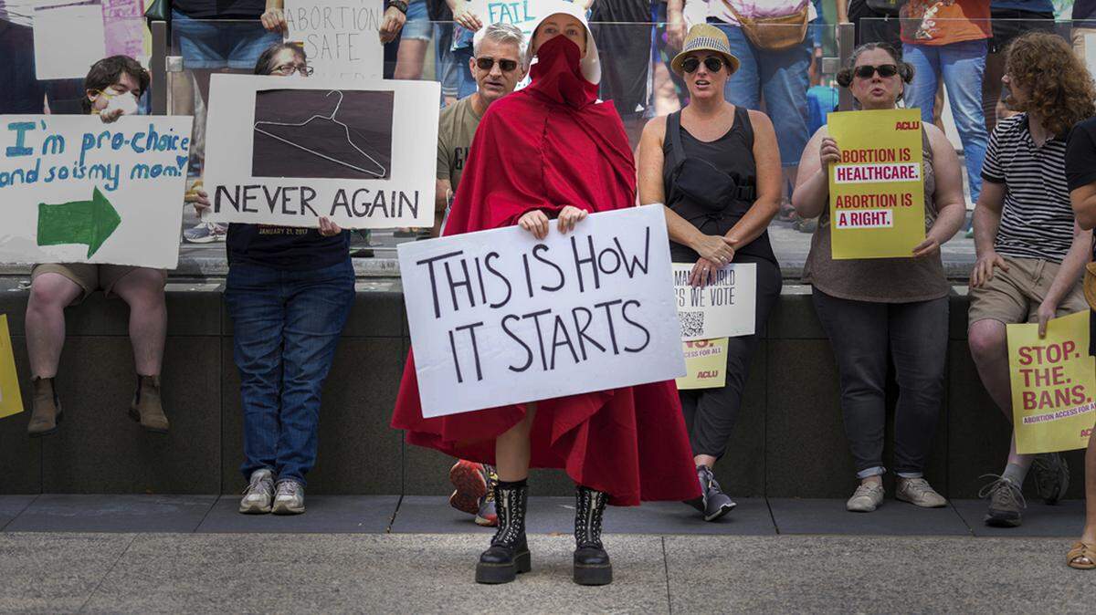 How can the state be progressive in a referendum and elect authoritarian conservatives to make laws?