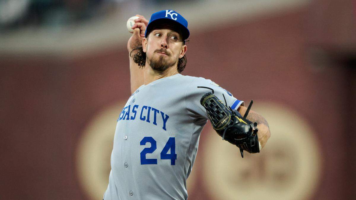 Kansas City Royals starting pitcher Michael Lorenzen (24) throws a pitch against the San Francisco Giants during the fifth inning at Oracle Park on May 20, 2025.