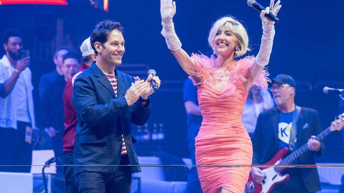 Actor Paul Rudd helps introduce actress and comedian Heidi Gardner at the Big Slick fundraiser on Saturday, May 30, at T-Mobile Center. The annual fundraiser put on by famous Kansas City celebrities raises money for Children’s Mercy Hospital.