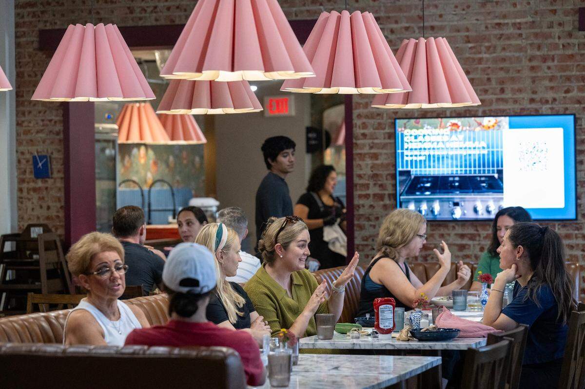Hemma Hemma, 7122 Wornall Rd., was busy over the lunch hour on Friday, Sept. 20, 2024, in Kansas City. 