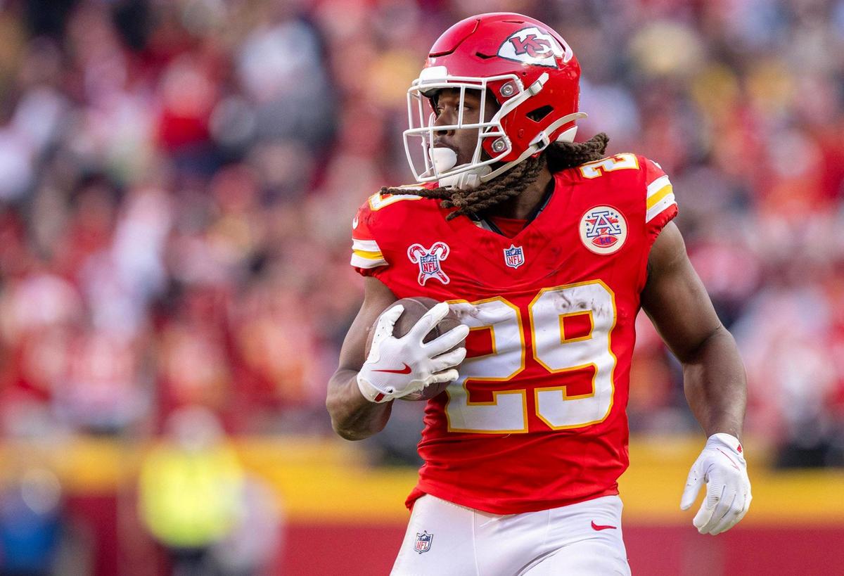 Kansas City Chiefs running back Kareem Hunt (29) runs for a first down late in the second half against the Houston Texans at GEHA Field at Arrowhead Stadium on Saturday, Dec. 21, 2024.
