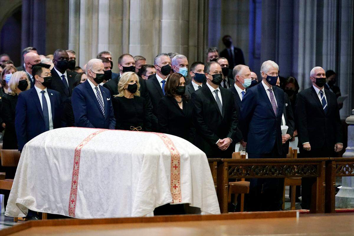 From left, President Joe Biden, first lady Jill Biden, Vice President Kamala Harris, her husband Doug Emhoff, former President Bill Clinton, and former Vice President Mike Pence, right, attend the funeral of former Sen. Bob Dole of Kansas, at the Washington National Cathedral, Friday, Dec. 10, 2021, in Washington. (AP Photo/Jacquelyn Martin)