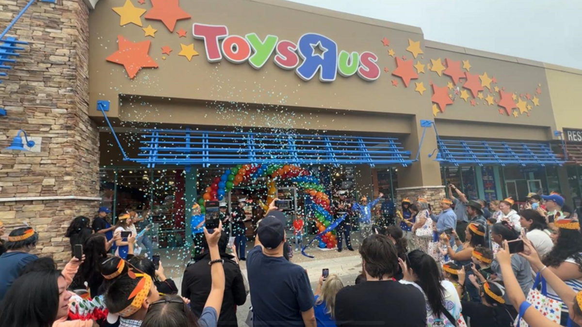 Toys”R”Us is opening stand-alone store in this Kansas City area shopping center
